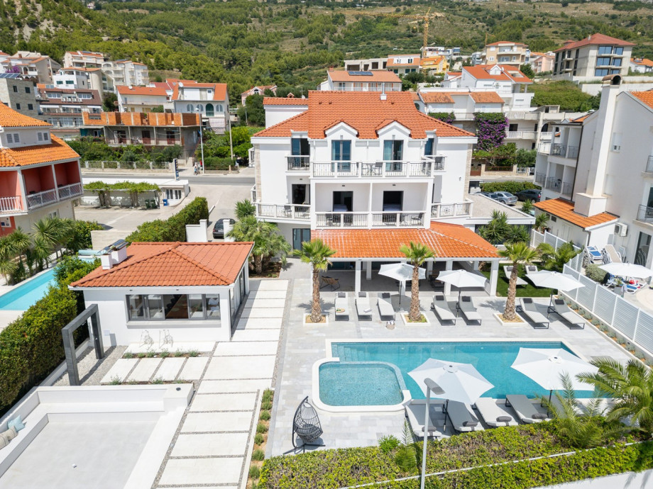 Heated private pool, 7 en-suite bedrooms, gym, spa zone with sauna and hot tub, media room