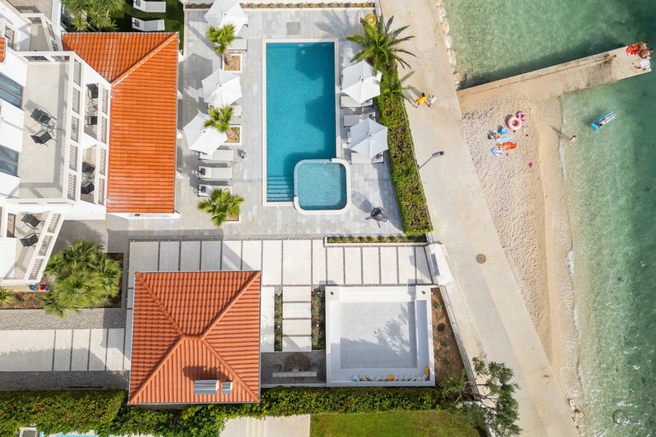 It is located on a 1.276 sqm private plot with 507 sqm of living space spread over three levels and connected with the internal staircase