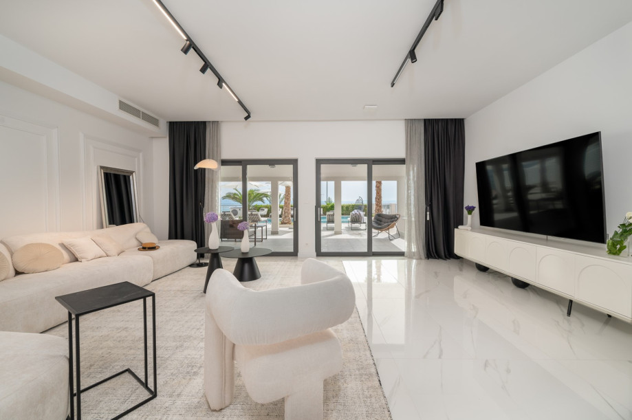 Beachfront Villa Providenca is fully air-conditioned, free WiFi, and can accommodate a max of 14 people