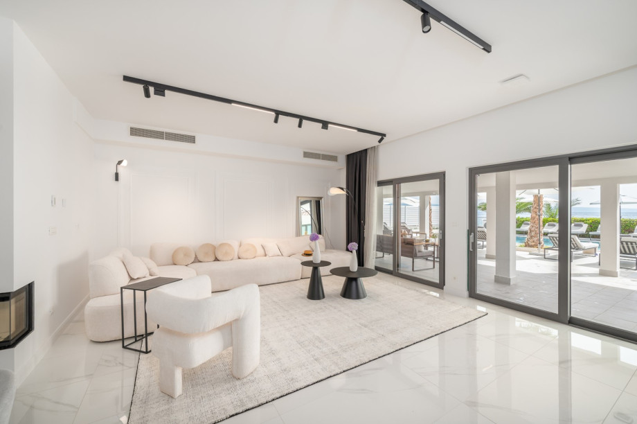 The ground floor offers a very bright living room due to the glass walls facing the pool