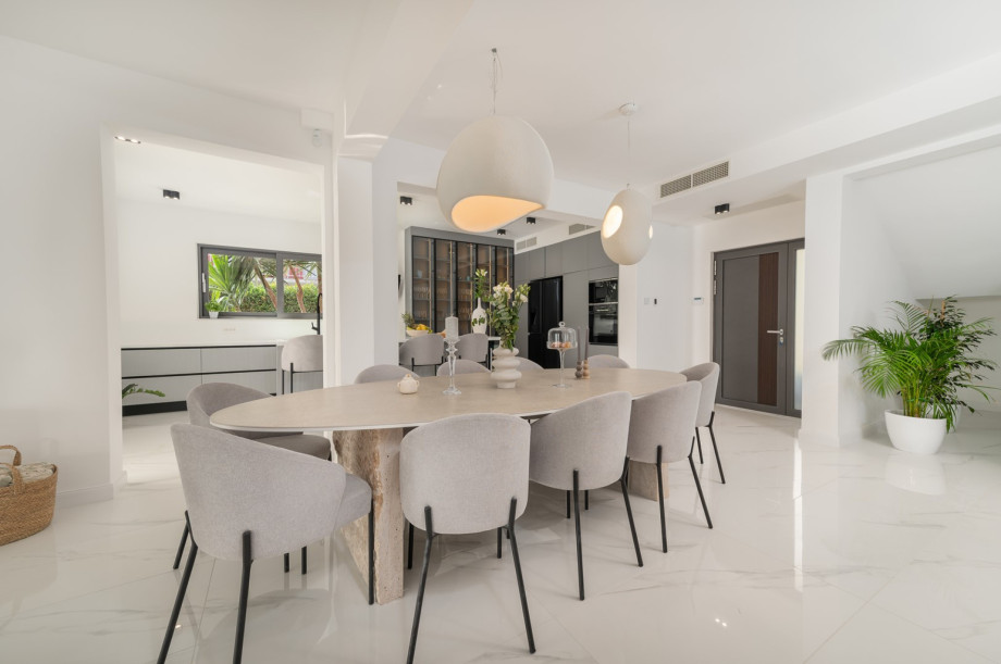 The ground floor offers a fully equipped kitchen with a kitchen island, a spacious and stylish dining and living area