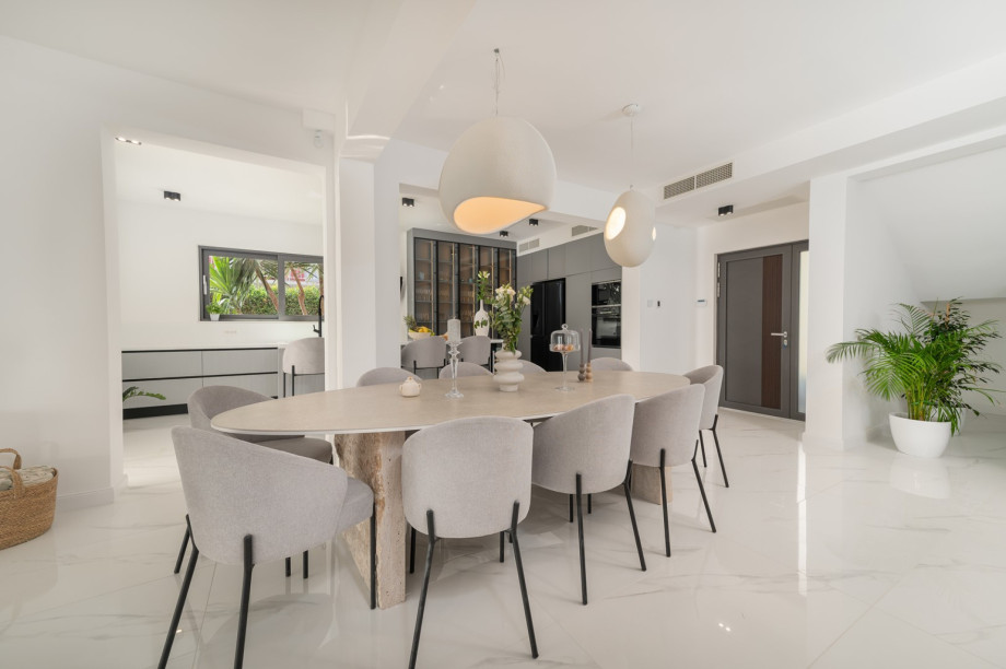 The ground floor offers a fully equipped kitchen with a kitchen island, a spacious and stylish dining and living area