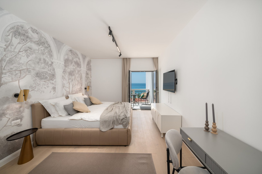 Bedroom NO1 (24,4sqm) with super king size bed 200x200, A/C, a TV, en-suite bathroom with a shower, two balconies and sea-views