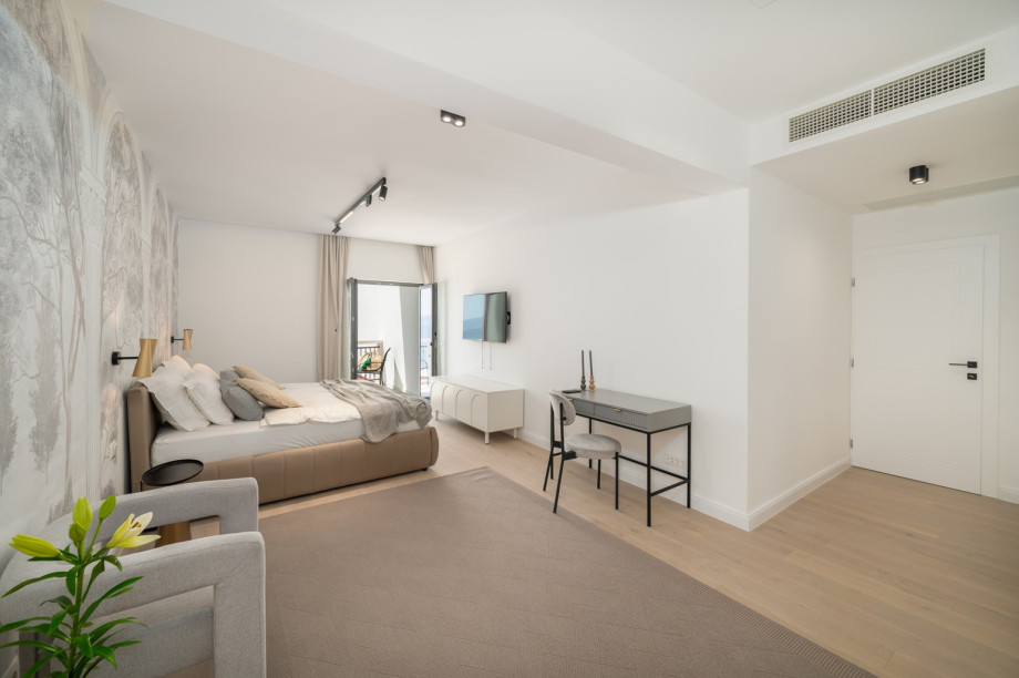 Bedroom NO1 (24,4sqm) with super king size bed 200x200, A/C, a TV, en-suite bathroom with a shower, two balconies and sea-views