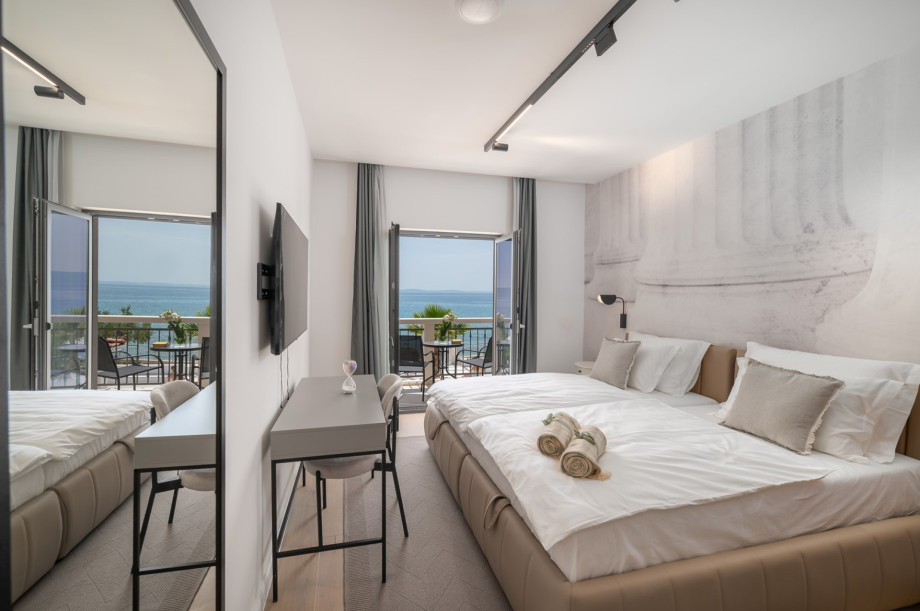 Bedroom NO2 (15,2sqm) with super king size bed 200x200 (can be separated into two singles), A/C, a TV, en-suite bathroom with a shower,  a balcony, and sea-views