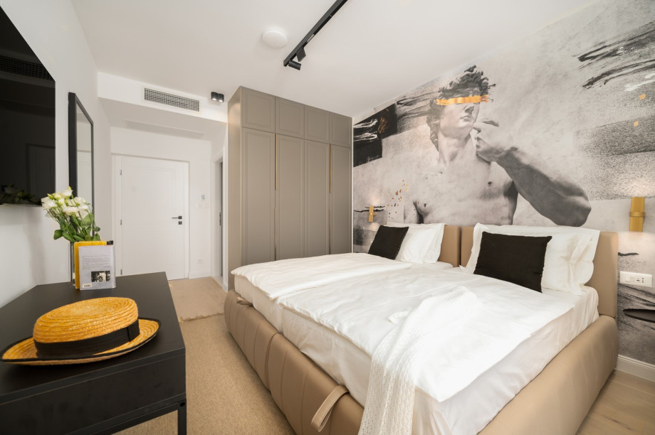 Bedroom NO4 (25,6sqm) with super king size bed 200x200, A/C, a TV, en-suite bathroom with a shower, two balconies and sea-views