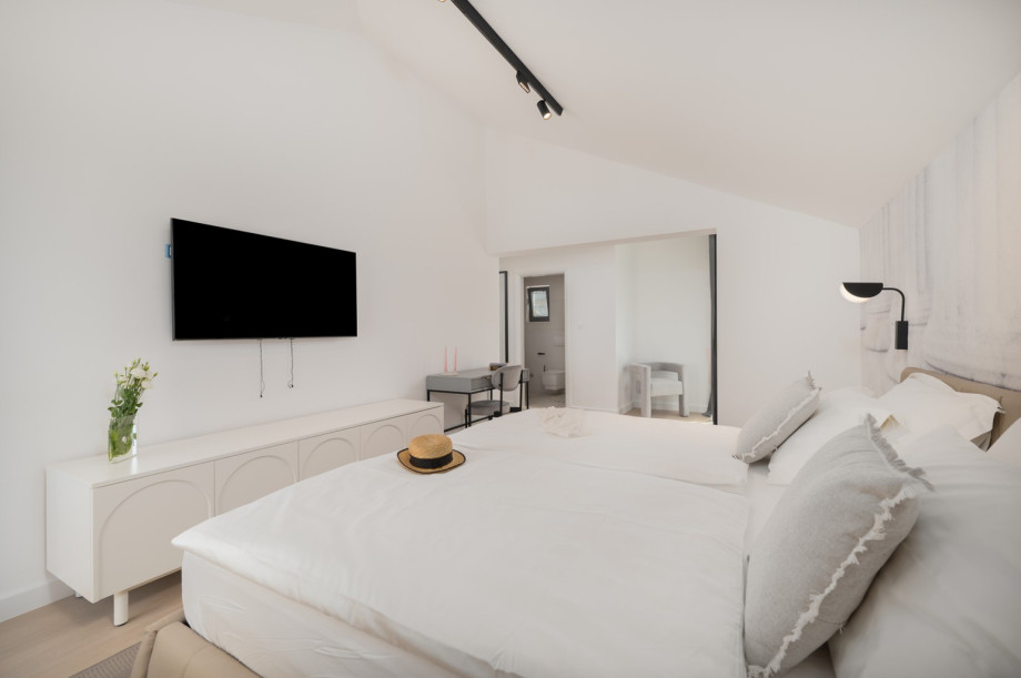 Bedroom NO6 (25sqm) with super king size bed 200x200, A/C, a TV, en-suite bathroom with a shower, a terrace and sea-views