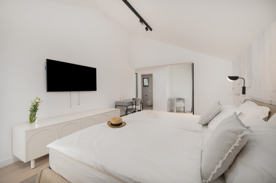 Bedroom NO6 (25sqm) with super king size bed 200x200, A/C, a TV, en-suite bathroom with a shower, a terrace and sea-views