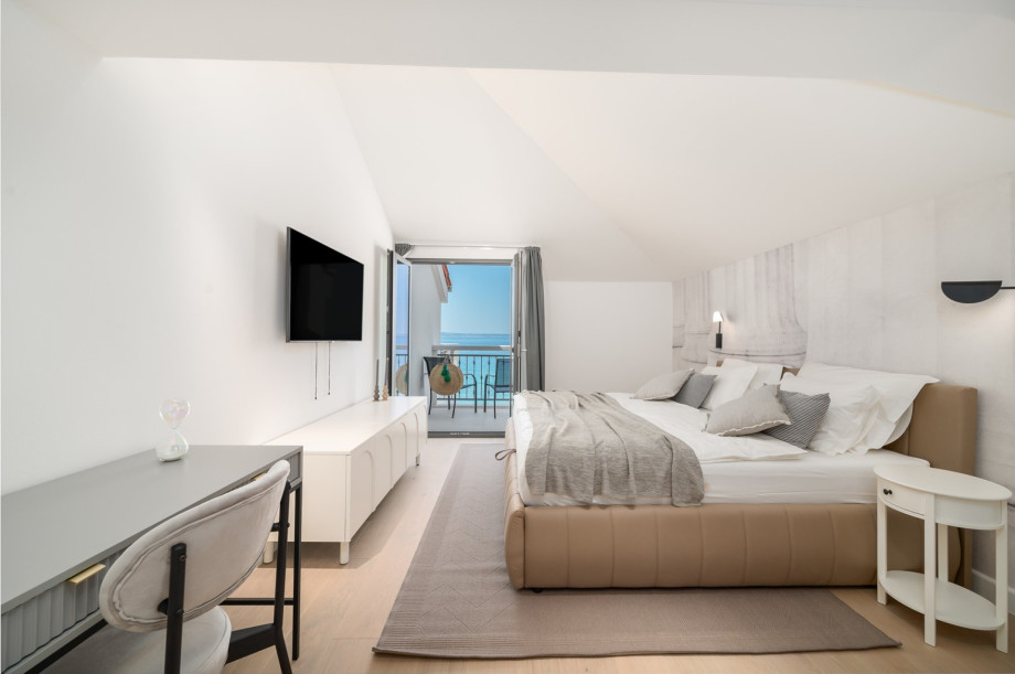 Bedroom NO7 (24,1sqm) with super king size bed 200x200, A/C, a TV, en-suite bathroom with a shower, two balconies and sea-views