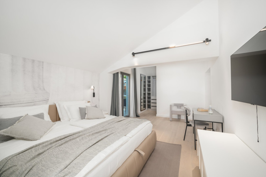 Bedroom NO7 (24,1sqm) with super king size bed 200x200, A/C, a TV, en-suite bathroom with a shower, two balconies and sea-views