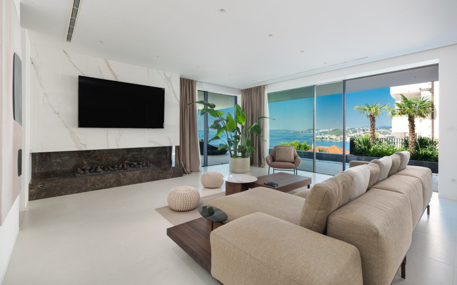 The ground floor (70 m2) offers a very bright living room due to the glass walls facing the pool