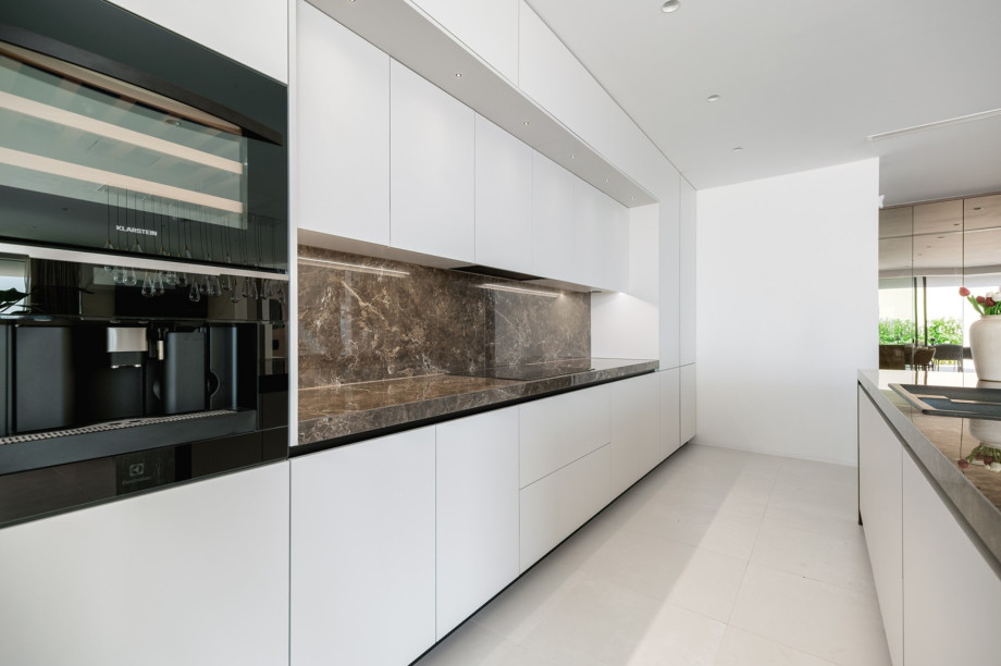 A fully equipped kitchen (microwave oven, espresso machine, wine fridge, toaster, kettle...), kitchen island with 4 bars chairs and a wooden dining table