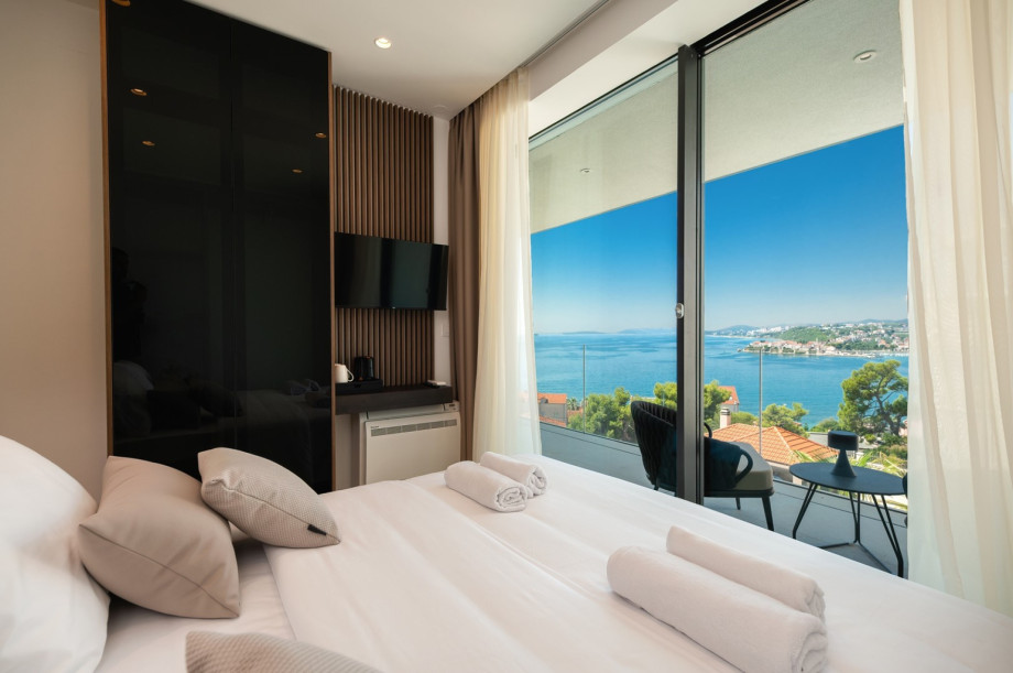 Bedroom No2 (14sqm) with queen-size bed 160cm x 200cm, TV, A/C, a kettle, sea and pool views