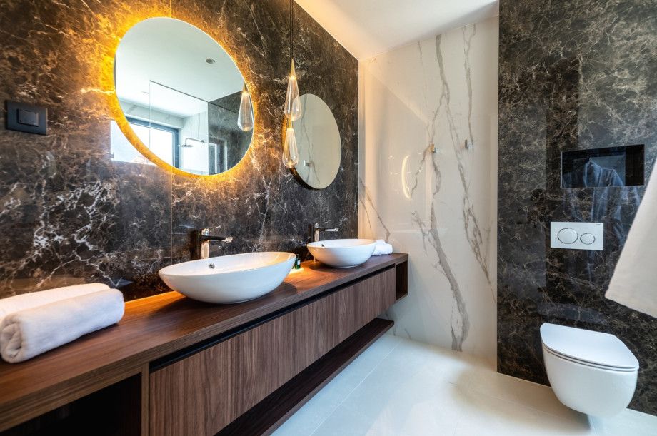 Next to is a family bathroom with a shower for the bedroom No3