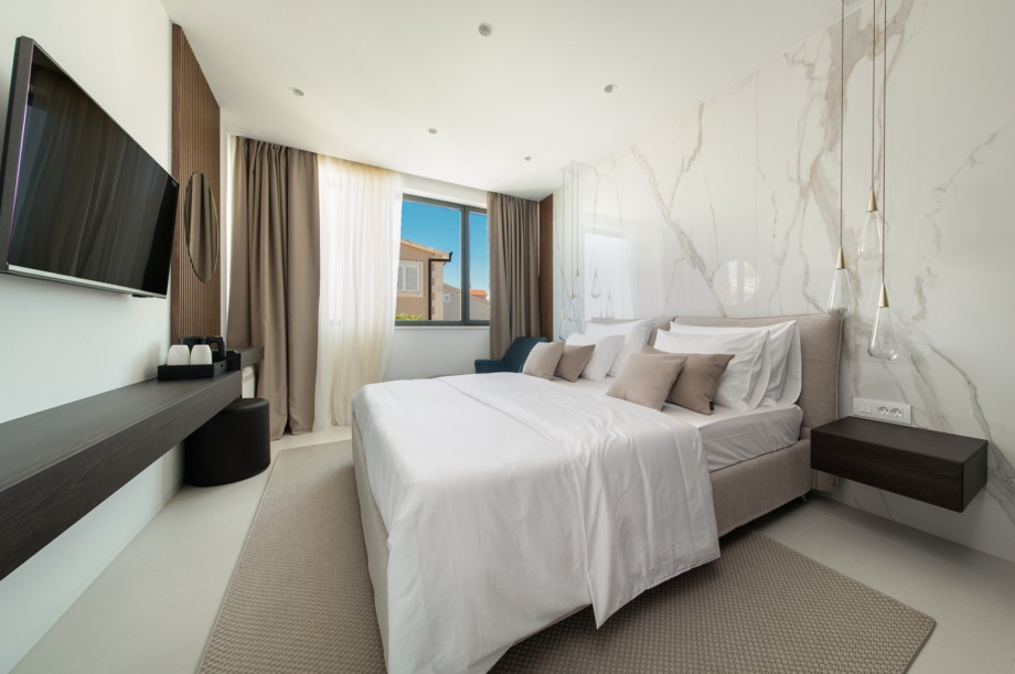 Bedroom No4 (15sqm) with king-size bed 180cm x 200cm, TV, A/C, a kettle, views of the neighborhood