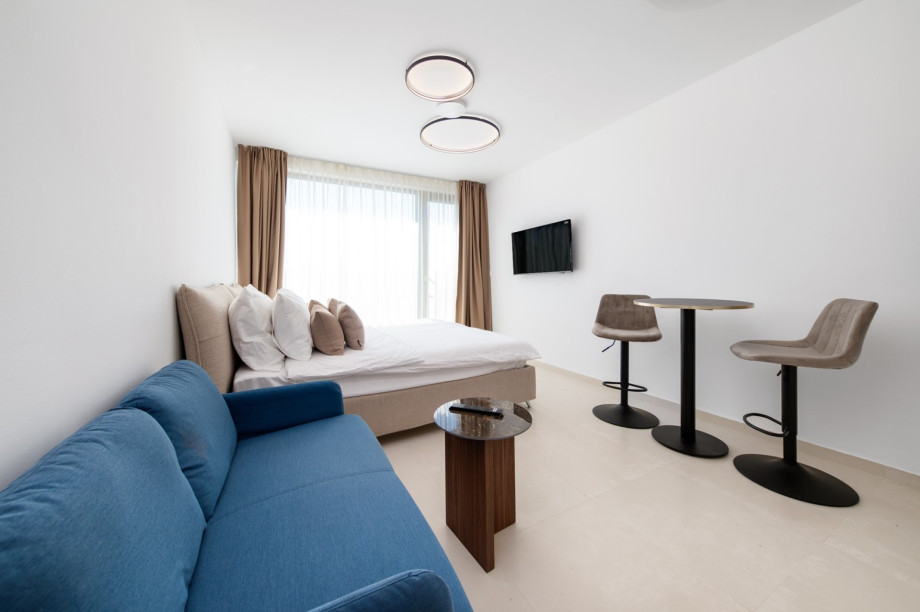 On the lower ground floor (120 m2 - accessible by internal stairs) you will find a Bedroom NO5 with a king-size bed 180 cm x 200 cm, a sofa, a kitchenette