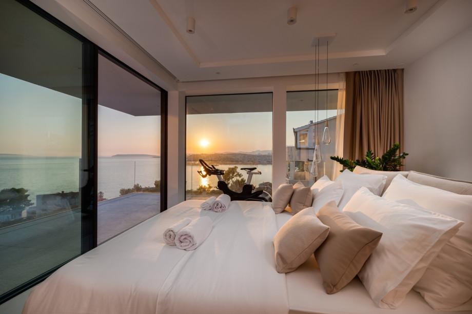 The villa is located 300m from the nice pebble and sandy beach in Podstrana, minimarket at 300m distance, 300m from diverse restaurants