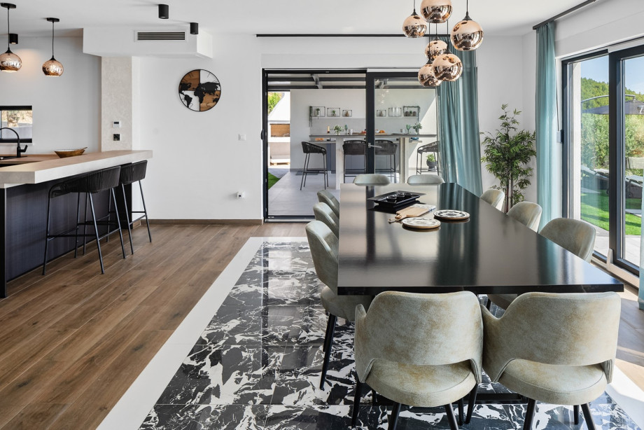 Ein direkter Zugang zum Poolbereich und zum Essbereich im Freien mit Grill