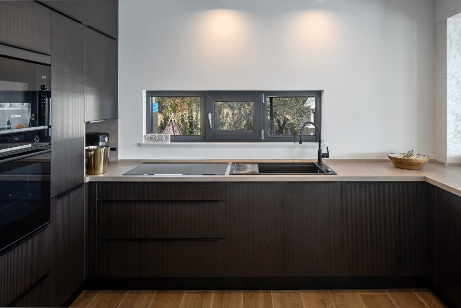 Die voll ausgestattete Küche verfügt über einen Wasserkocher, Backofen, Elektroherd, Mikrowelle, Toaster