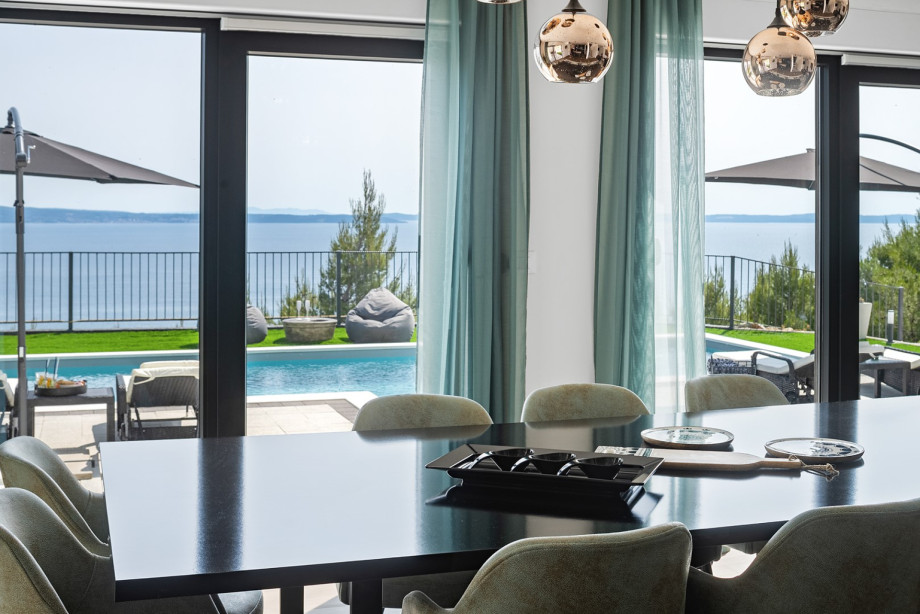 Sorgfältig eingerichtetes, geräumiges Esszimmer mit einem Tisch für zehn Personen