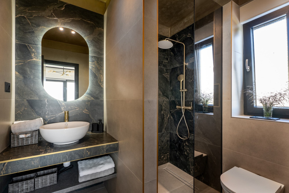 Schönes En-Suite-Badezimmer mit Dusche