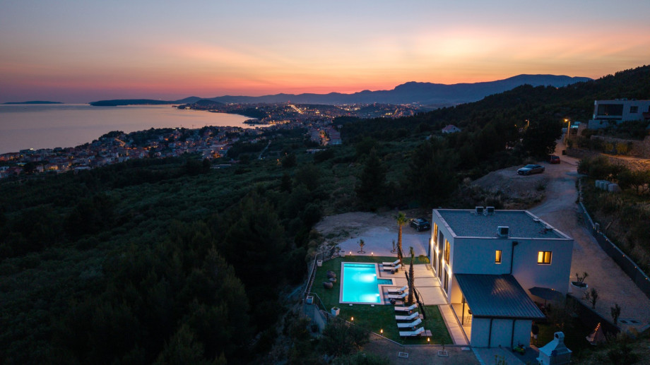 Sie sind nur eine kurze Fahrt vom Strand Grljevac (2 km) sowie charmanten Geschäften und Restaurants (2 km) entfernt.