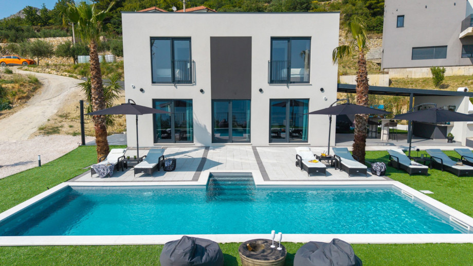 Jedes Zimmer in dieser einzigartigen Villa ist sorgfältig mit hochwertigen Möbeln und hochwertiger Bettwäsche ausgestattet und verfügt über eine vollklimatisierte