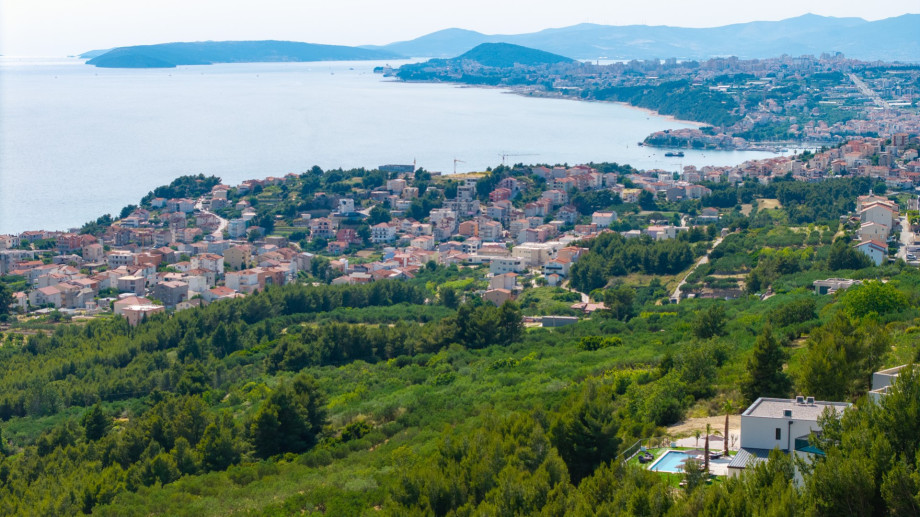 Sie sind nur 12 km von der bezaubernden Stadt Split entfernt, wo sich der Diokletianpalast befindet.