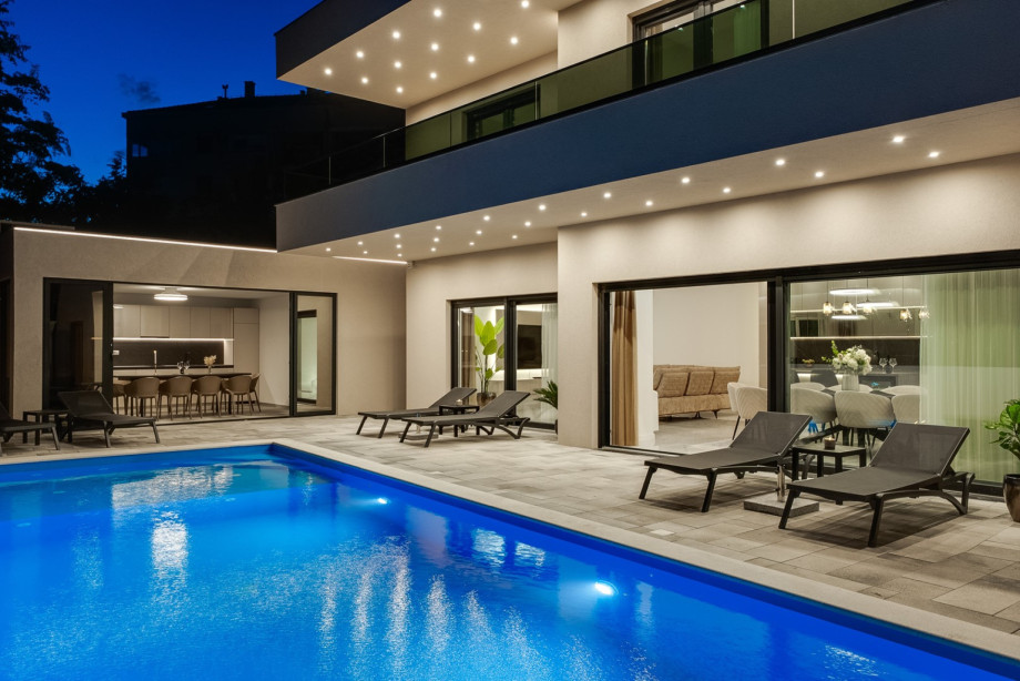 Welcome to Villa Bellezza with a private heated pool measuring 10 m x 4 m, which invites you to a perfect vacation in this wonderful oasis of peace.