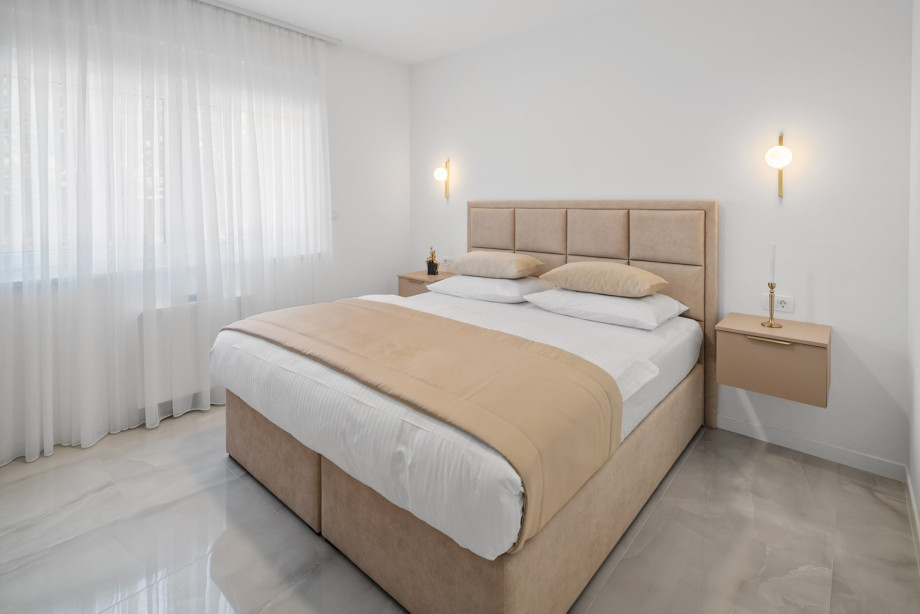 Bedroom No. 5 Equipped with a king-size bed (180cm x 200cm)