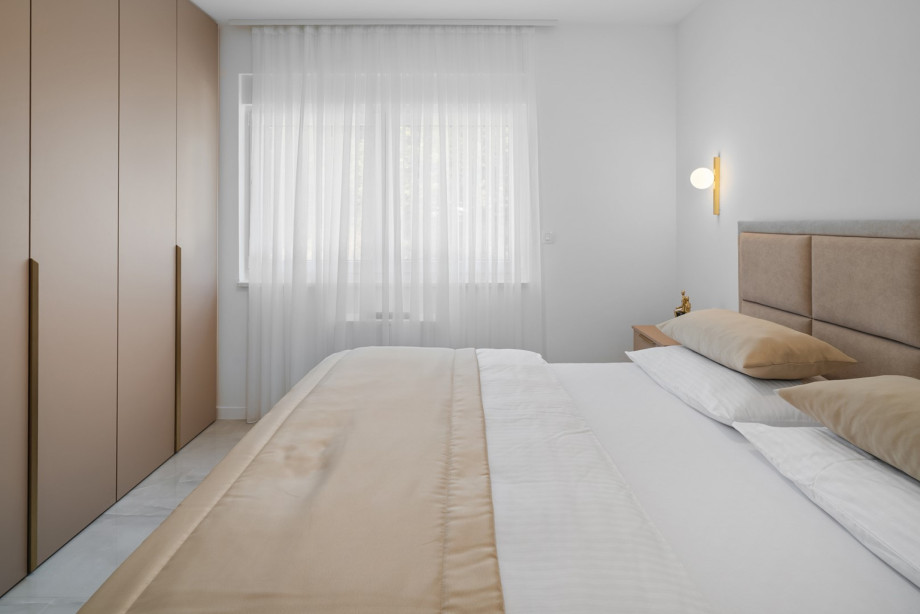 Bedroom No. 5  Is fully air-conditioned, an en-suite bathroom with a shower