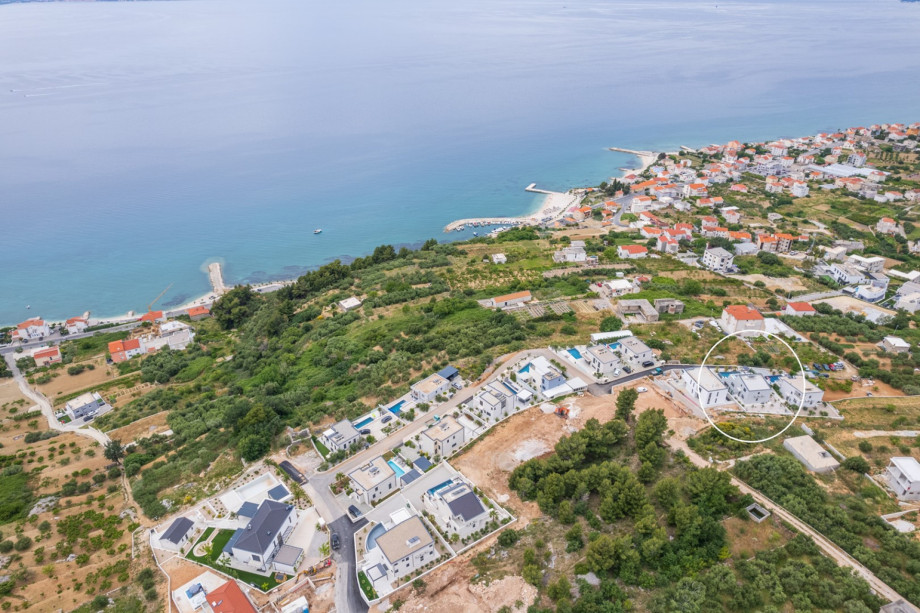 Perched in the tranquil upper part of Podstrana village, the location offers stunning sea views alongside neighboring villas