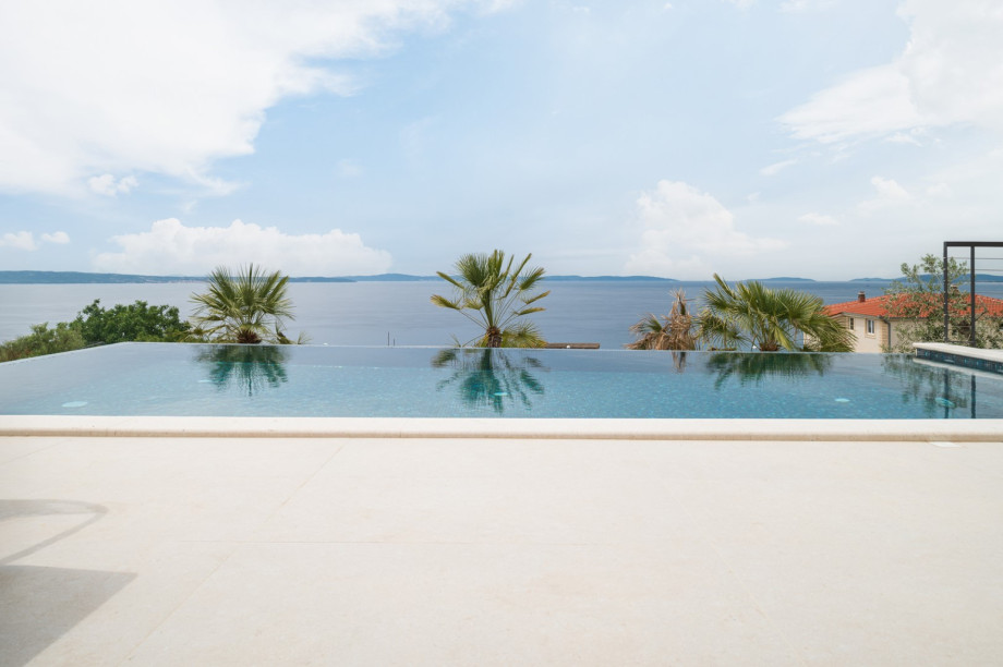 The contemporary design is complemented by high-quality furnishings, ensuring a comfortable stay with full air conditioning and complimentary WiFi.