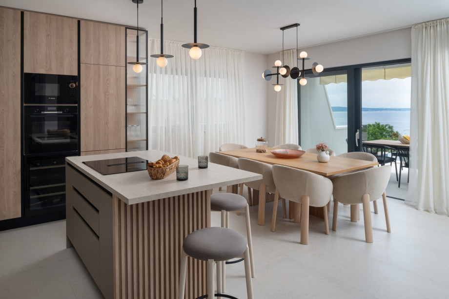 The fully equipped kitchen includes modern amenities