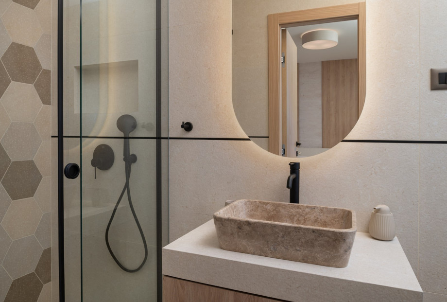 En-suite bathroom with a shower