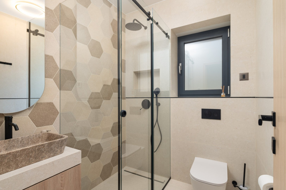 En-suite bathroom with a shower