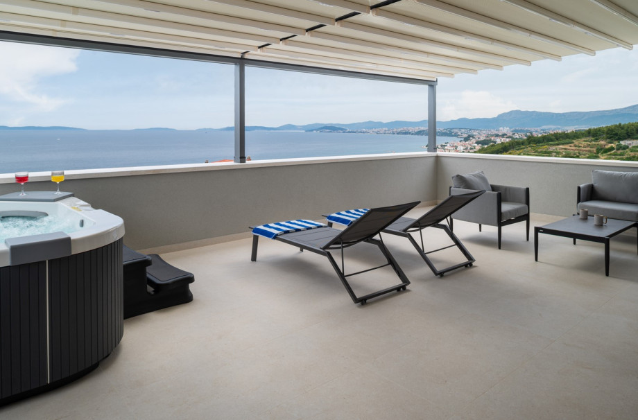 A relaxing spa area with a view of the sea, perfect for pleasant gatherings