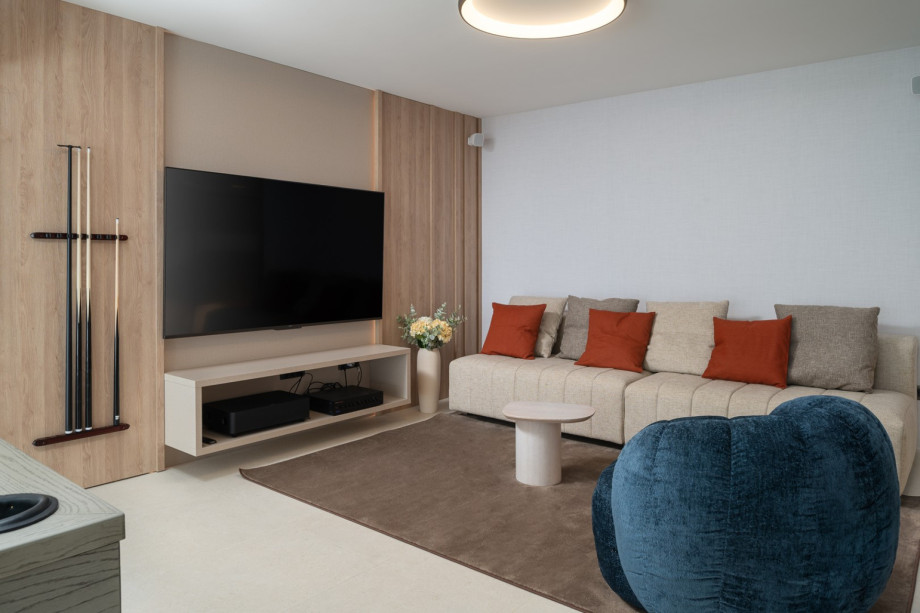 Entertainment area equipped with air conditioning and TV.