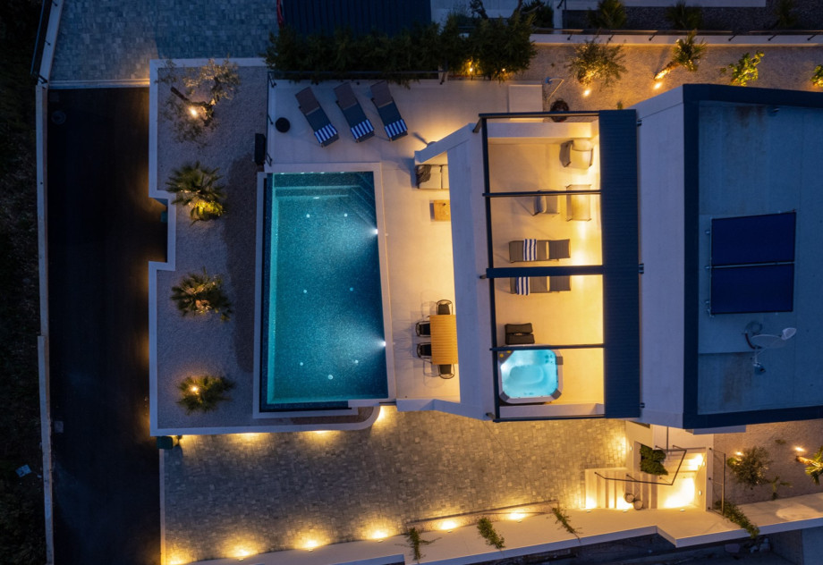 Enjoy outdoor living with six sun loungers, an outdoor shower, a gas barbecue.