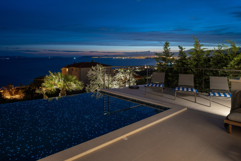 A secure parking space for three cars is available on the property (one in the garage and two in front, and having a car is recommended for easy exploration.