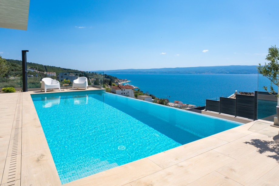 Infinity pool with spectacular panoramic views
