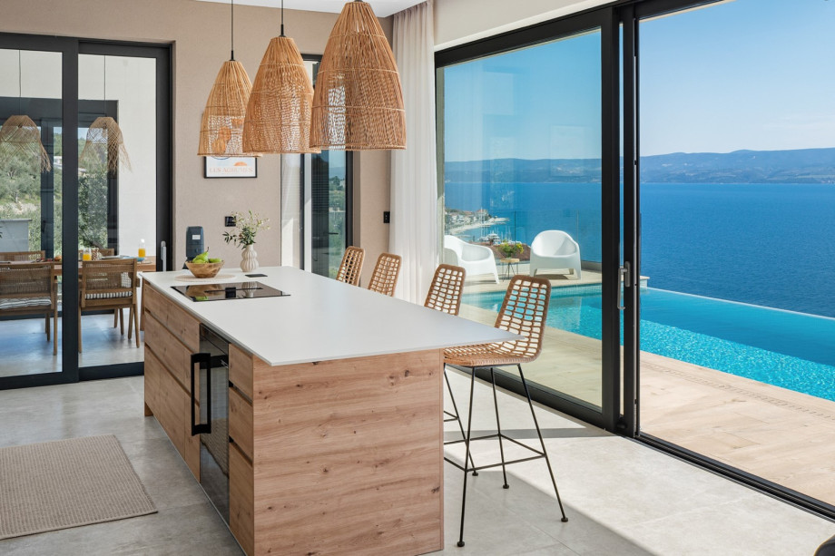 Large glass walls connect the villa’s interior with the exterior so you are directly connected to the sunbathing area