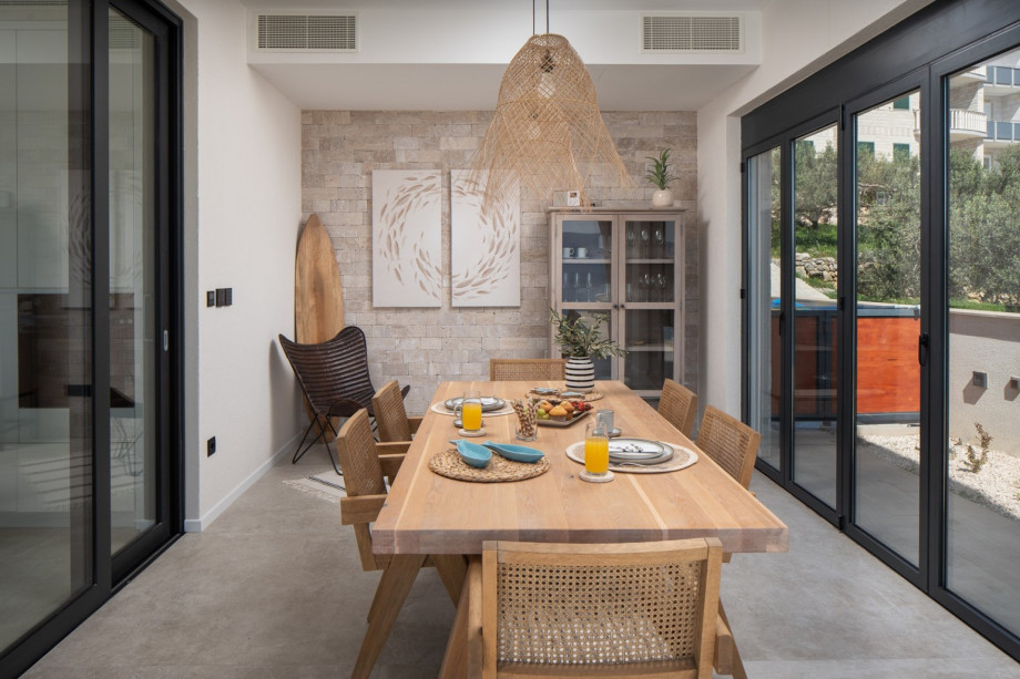 Enjoy al fresco dining at the indoor/outdoor dining area.