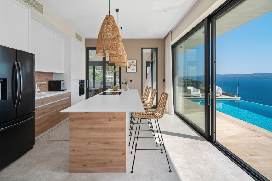 Fully equipped kitchen with a kitchen island