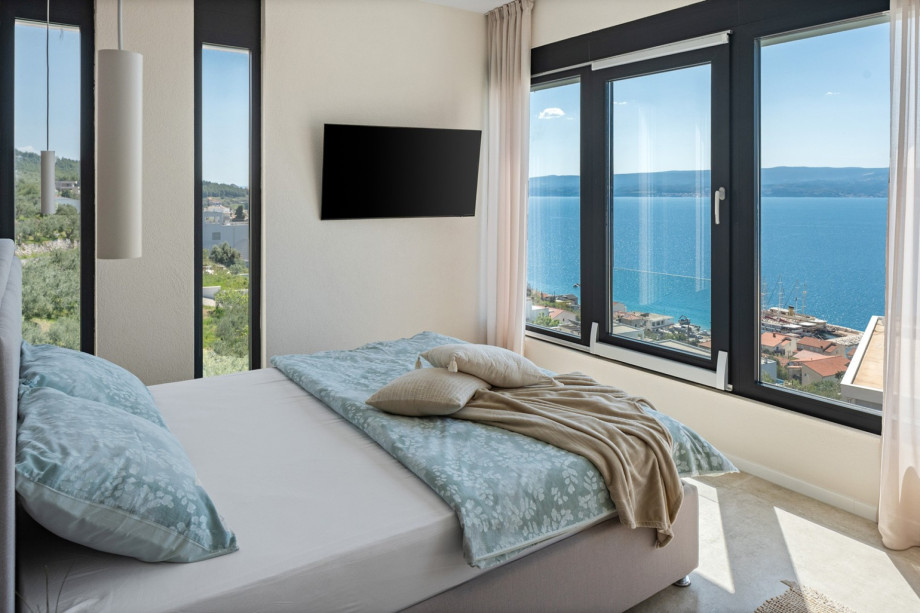 Bedroom NO2 with a king-size bed 180cm ×200cm, A/C, TV  with a view of the sea.