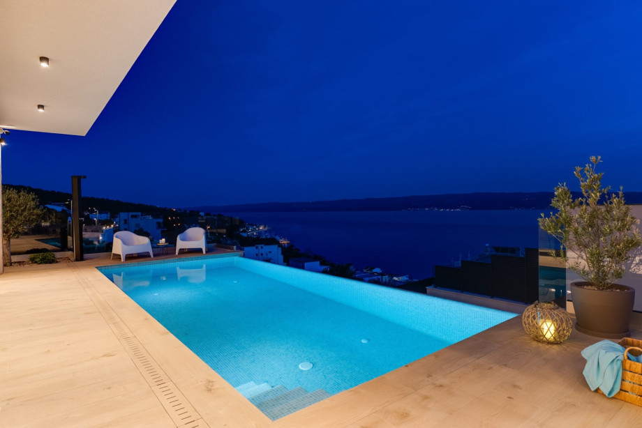 Enjoy a great mountain landscape, and sea view