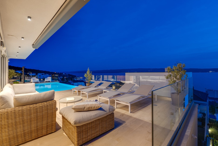 Enjoy a great mountain landscape, and sea view