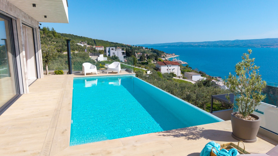 The outdoor offers a private and heated Swimming pool 8m x 3,5m