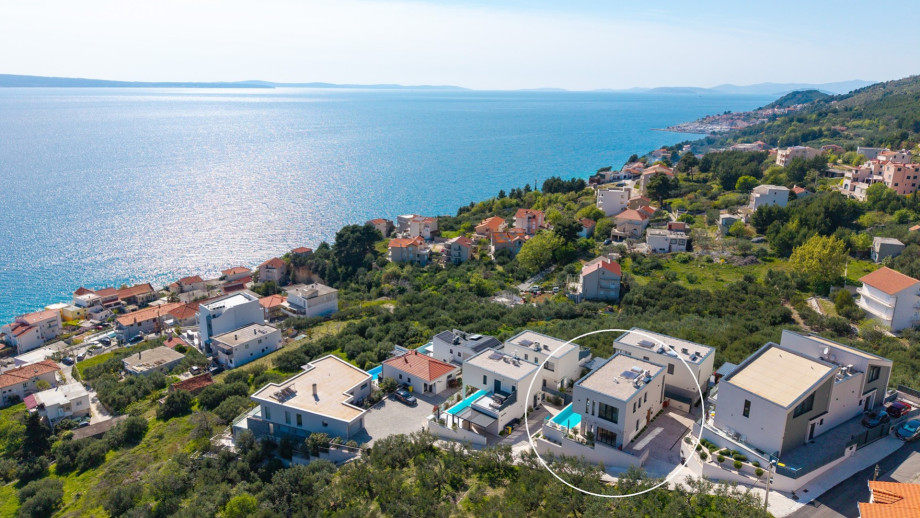 You'll appreciate the convenience of a parking lot that accommodates up to two cars, ensuring easy access throughout your stay.