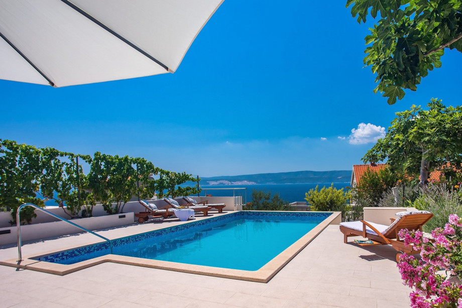 Private 30msq heated pool, 8 lounge chairs in natural shadow, 90m from the sea